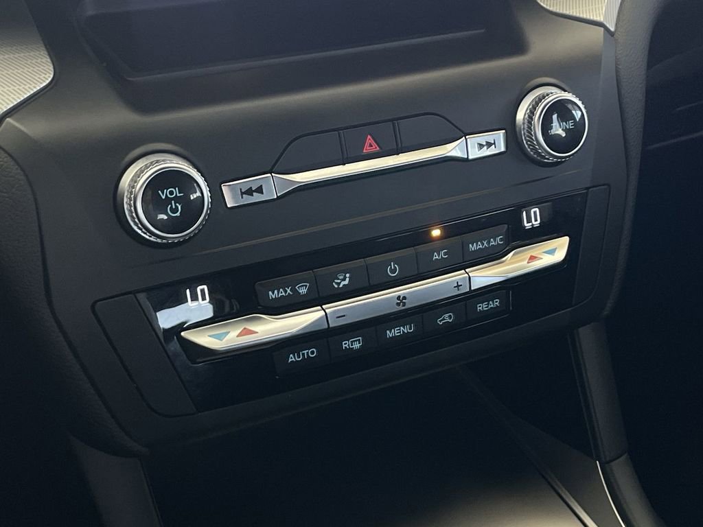 Used 2020 Ford Explorer XLT image 33