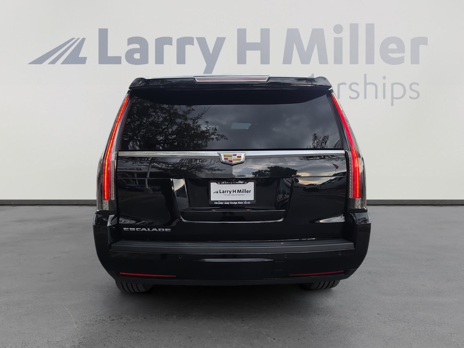 Used 2017 Cadillac Escalade Platinum AWD/4WD image 4