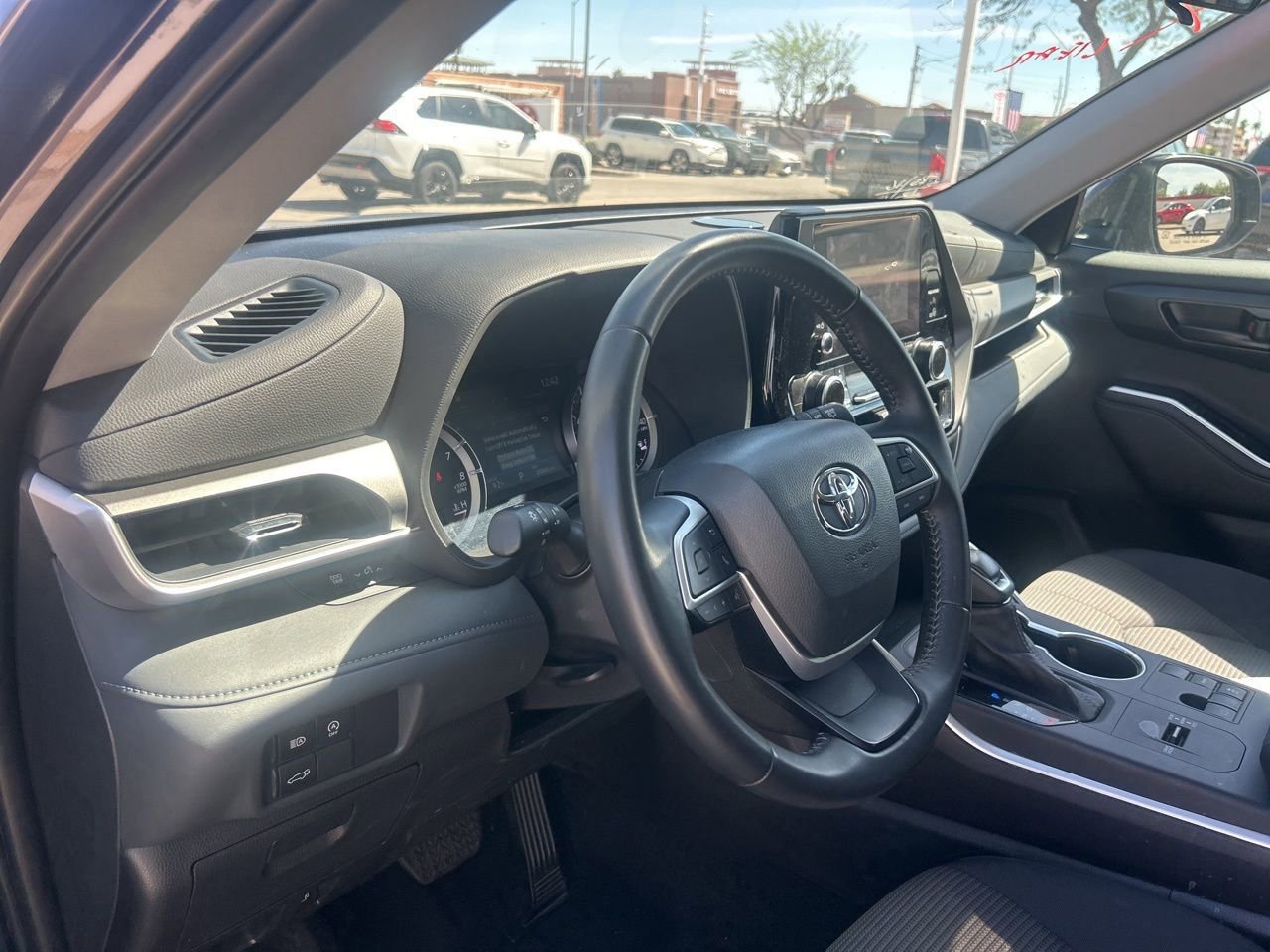 Used 2025 Toyota Highlander LE image 5