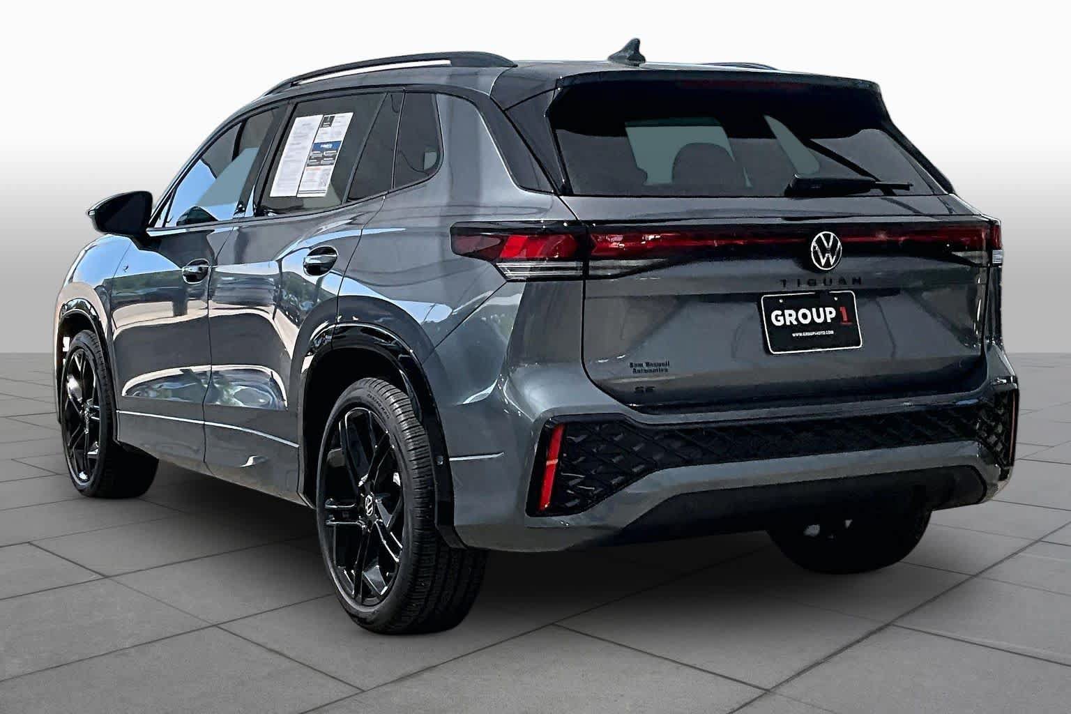 Used 2025 Volkswagen Tiguan SE R-Line FWD image 22