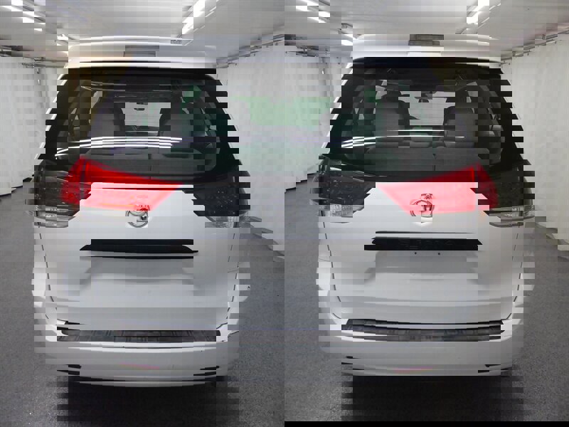 Used 2014 Toyota Sienna L image 6