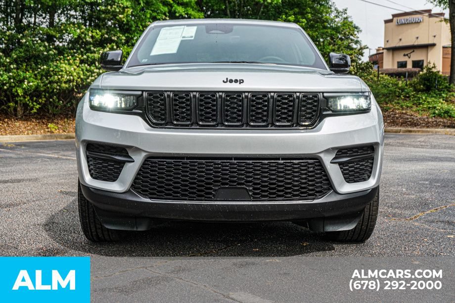 Used 2025 Jeep Grand Cherokee Altitude AWD/4WD image 9