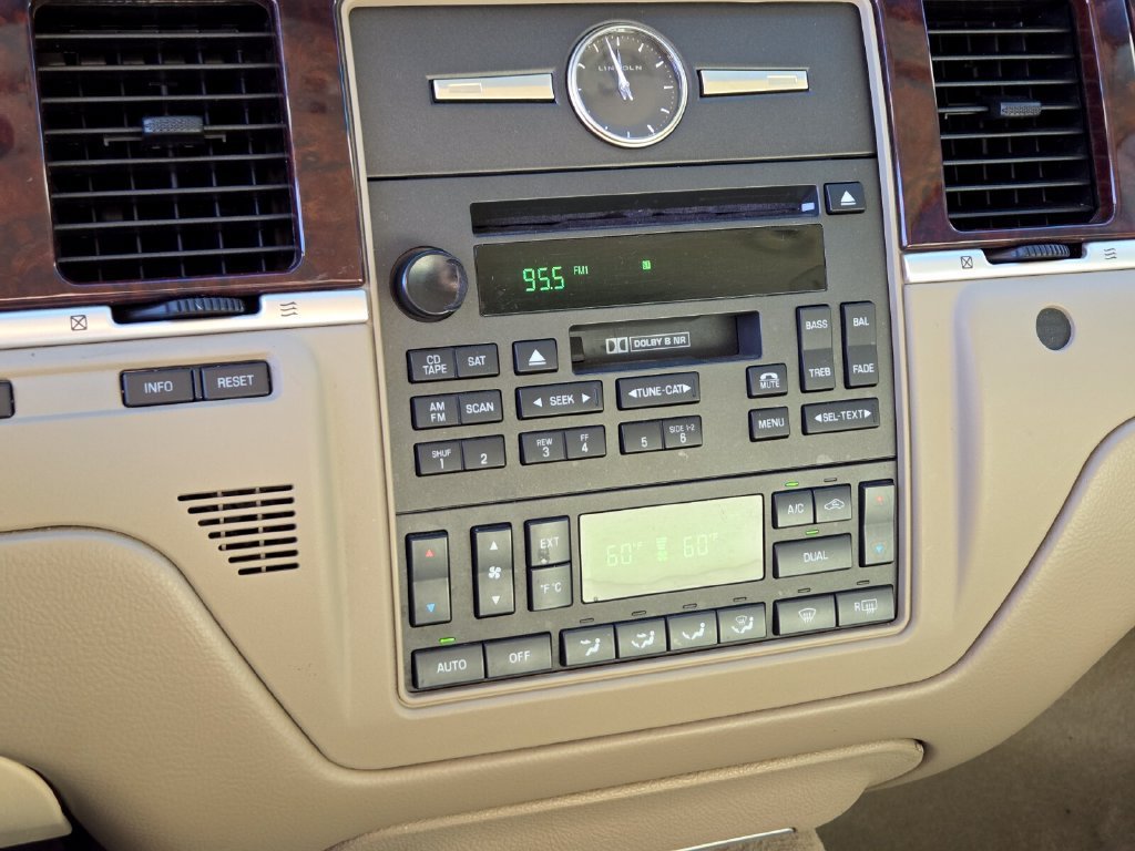 Used 2006 Lincoln Town Car Signature RWD image 27