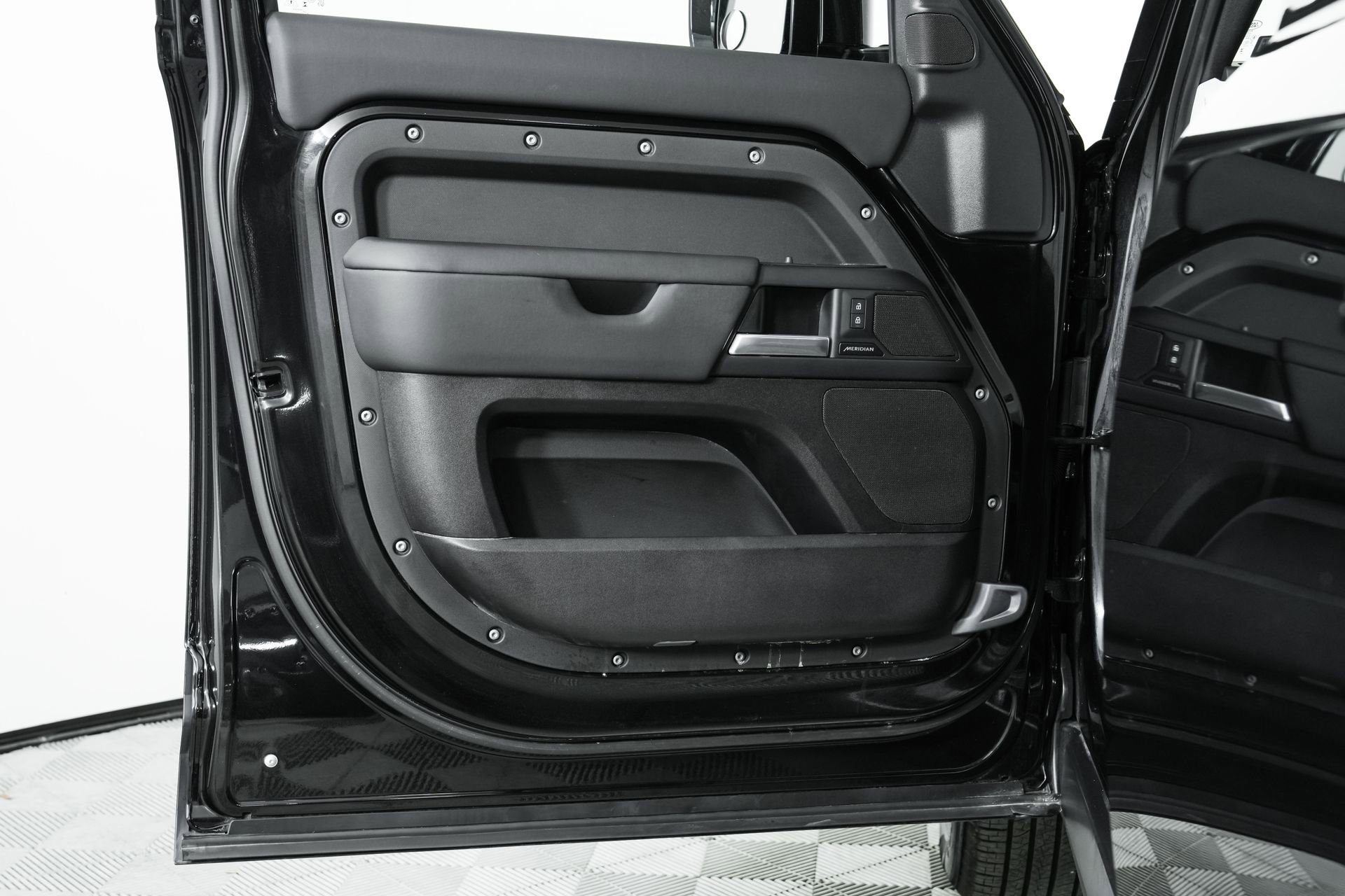 Used 2025 Land Rover Defender 110 S image 72