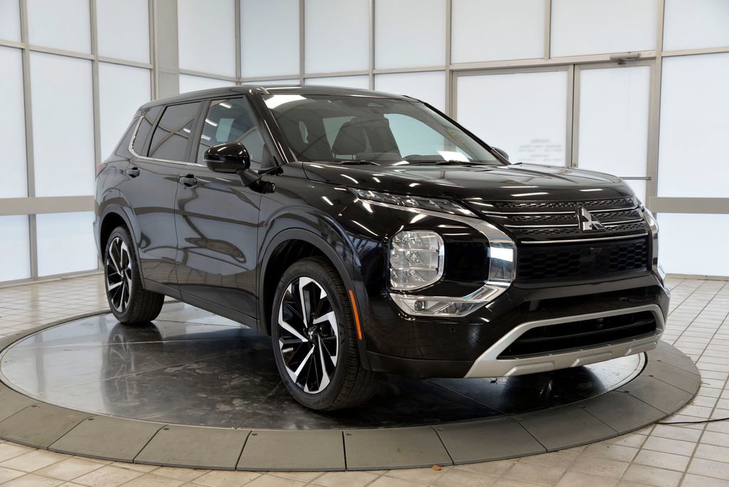 Used 2024 Mitsubishi Outlander SE image 2