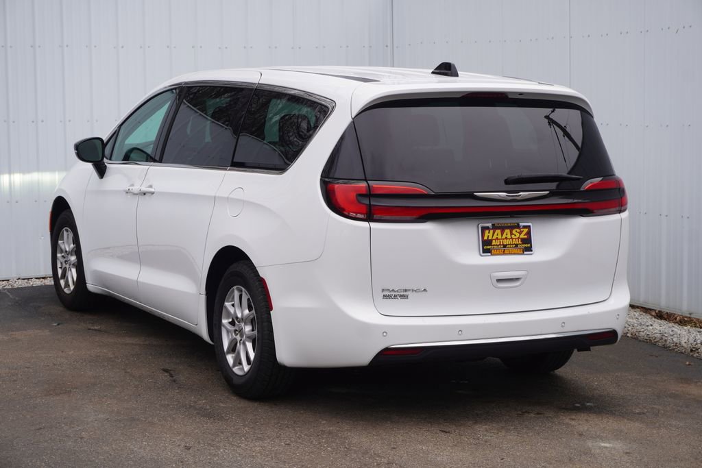 Used 2025 Chrysler Pacifica Select image 4