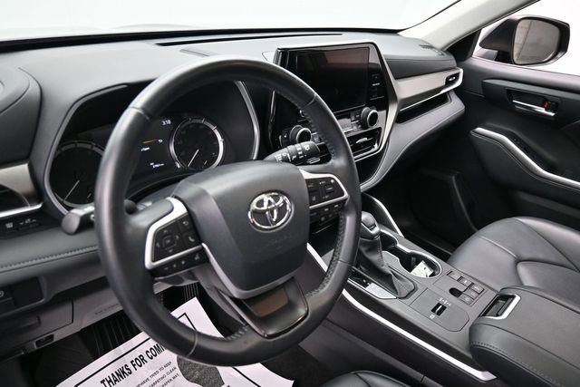 Used 2024 Toyota Highlander XLE FWD image 25