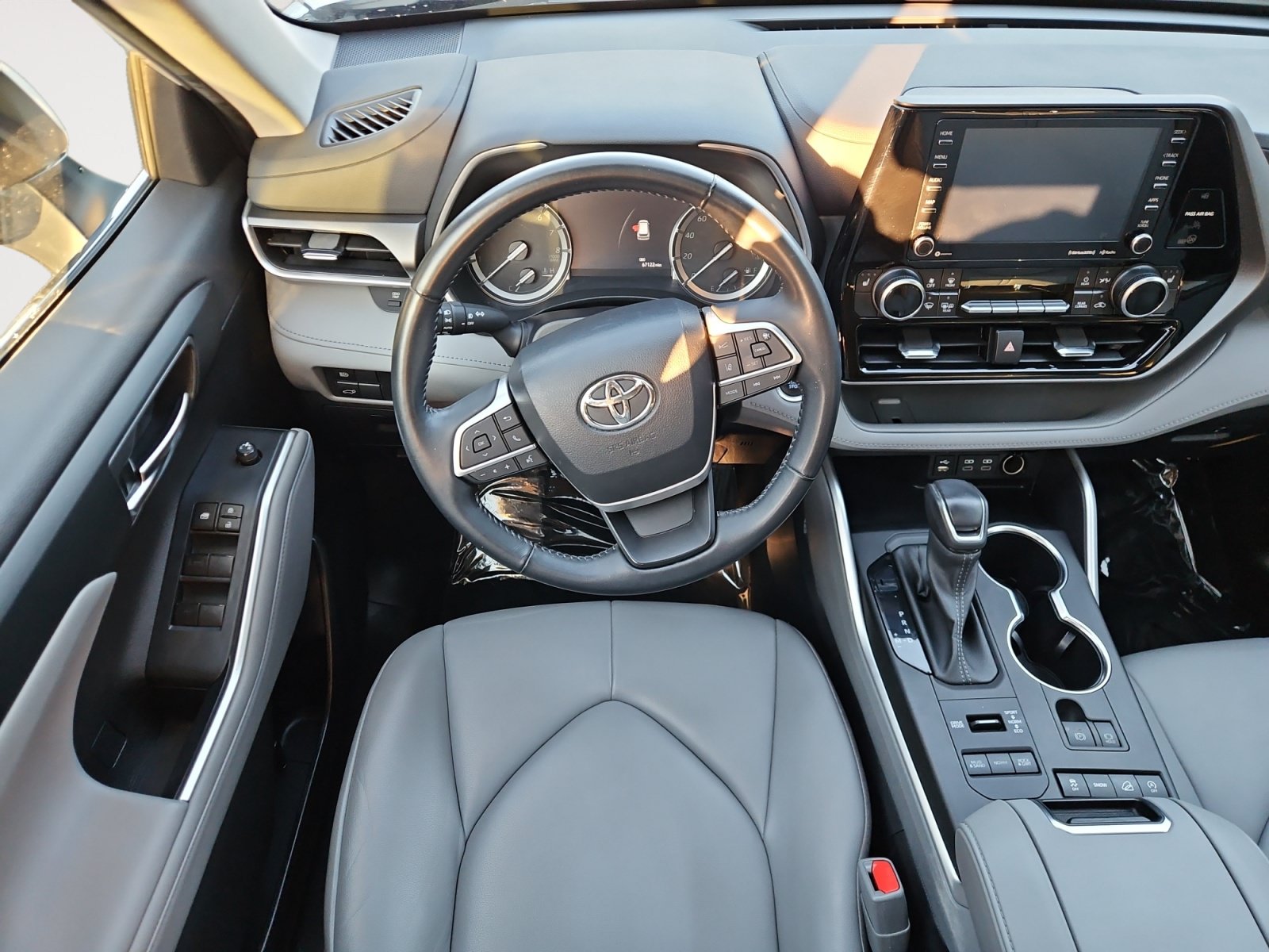 Used 2022 Toyota Highlander XLE AWD/4WD image 10