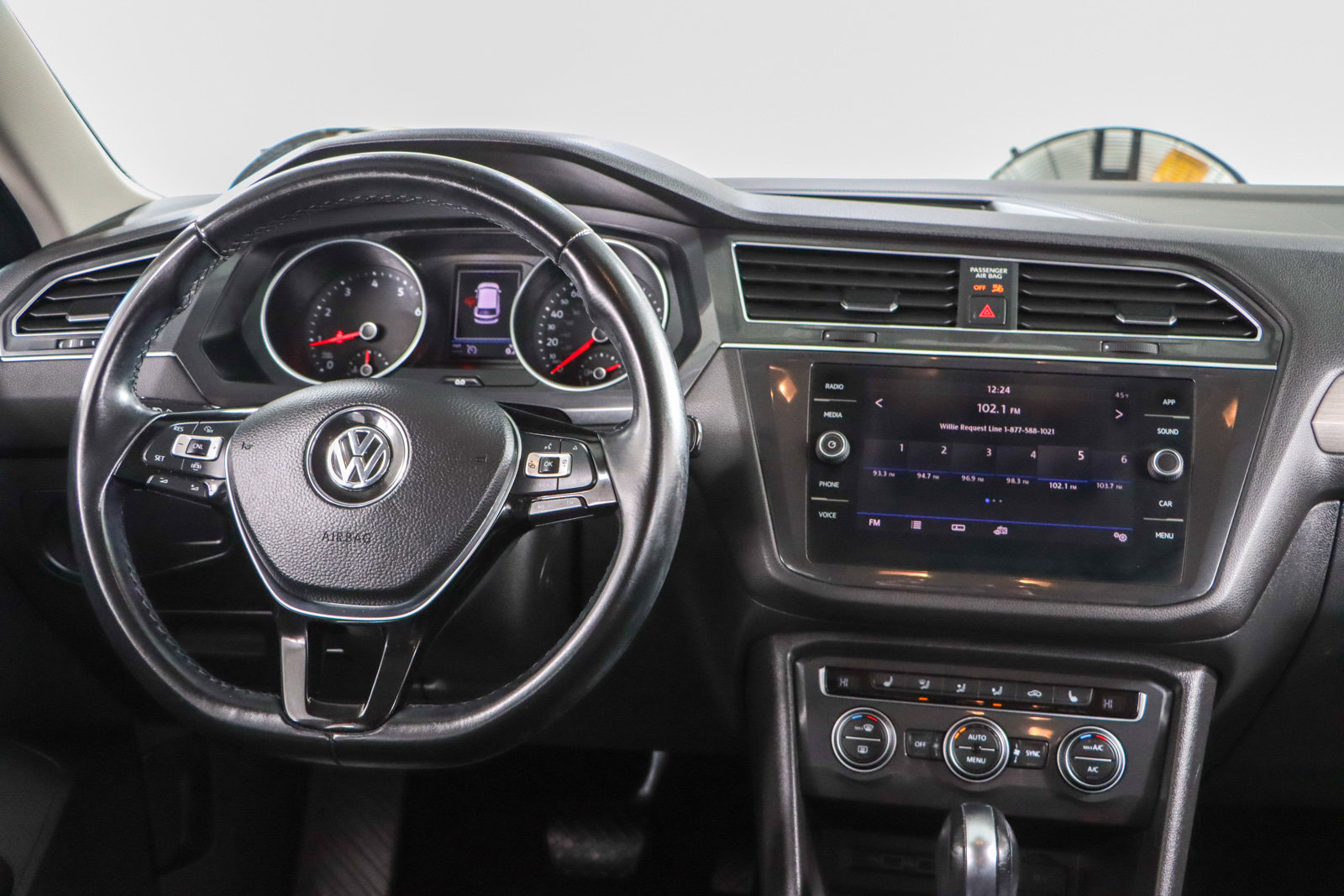 Used 2019 Volkswagen Tiguan SEL Premium R-Line image 17