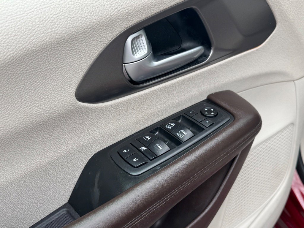 Used 2018 Chrysler Pacifica Touring-L w/ Advanced Safetytec Group FWD image 15