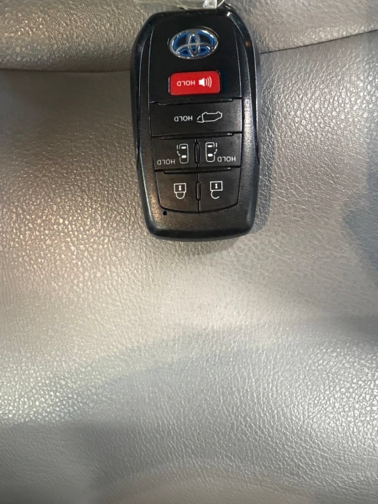 Used 2021 Toyota Sienna XLE AWD/4WD image 28