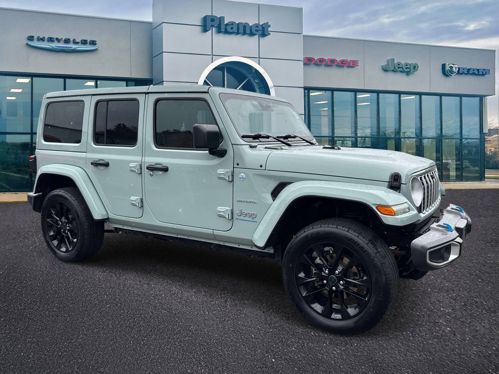 Used 2024 Jeep Wrangler Unlimited Sahara w/ Technology Group AWD/4WD image 1