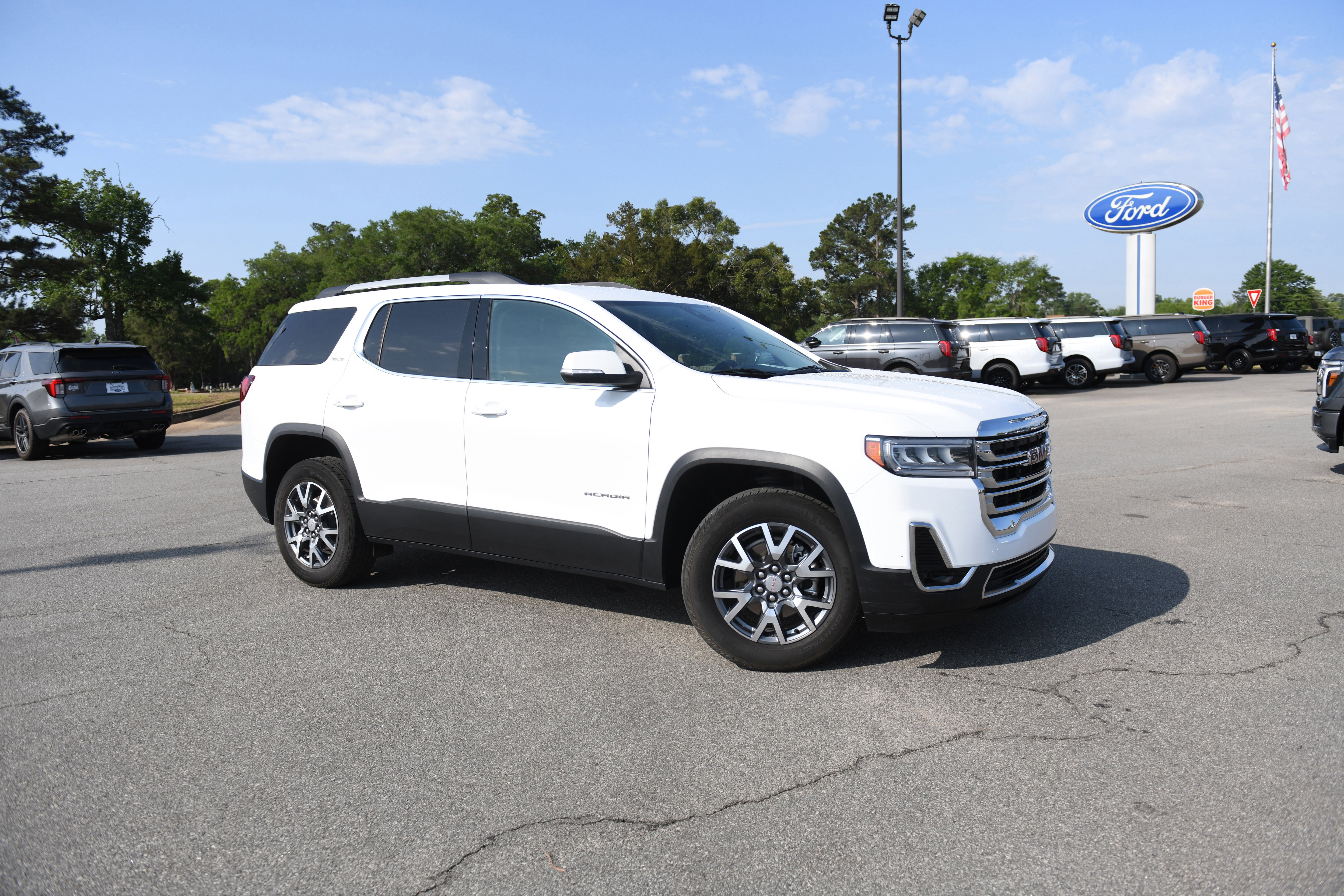 Used 2023 GMC Acadia SLT FWD image 2