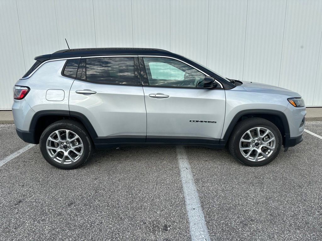 Used 2025 Jeep Compass Limited AWD/4WD image 9