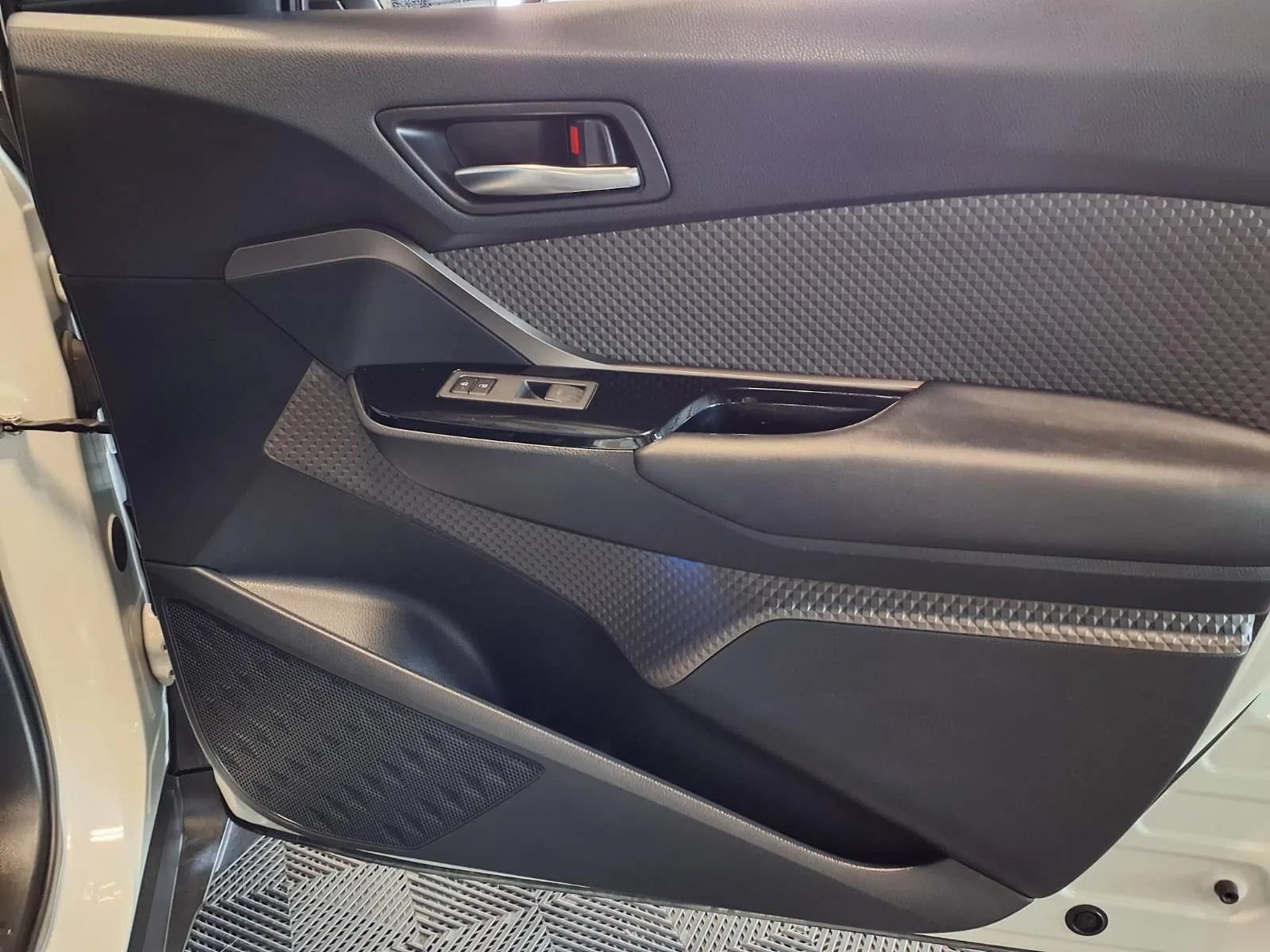 Used 2020 Toyota C-HR Limited FWD image 11