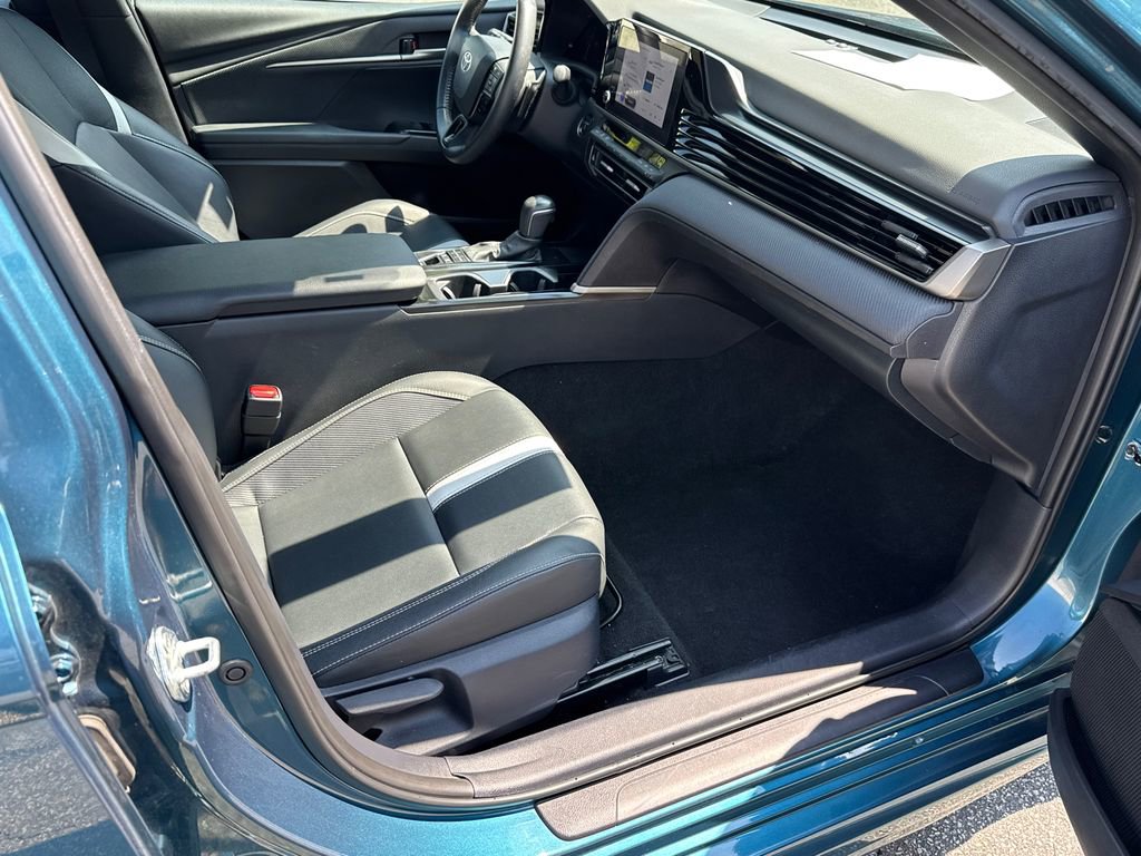 Used 2025 Toyota Camry SE image 13