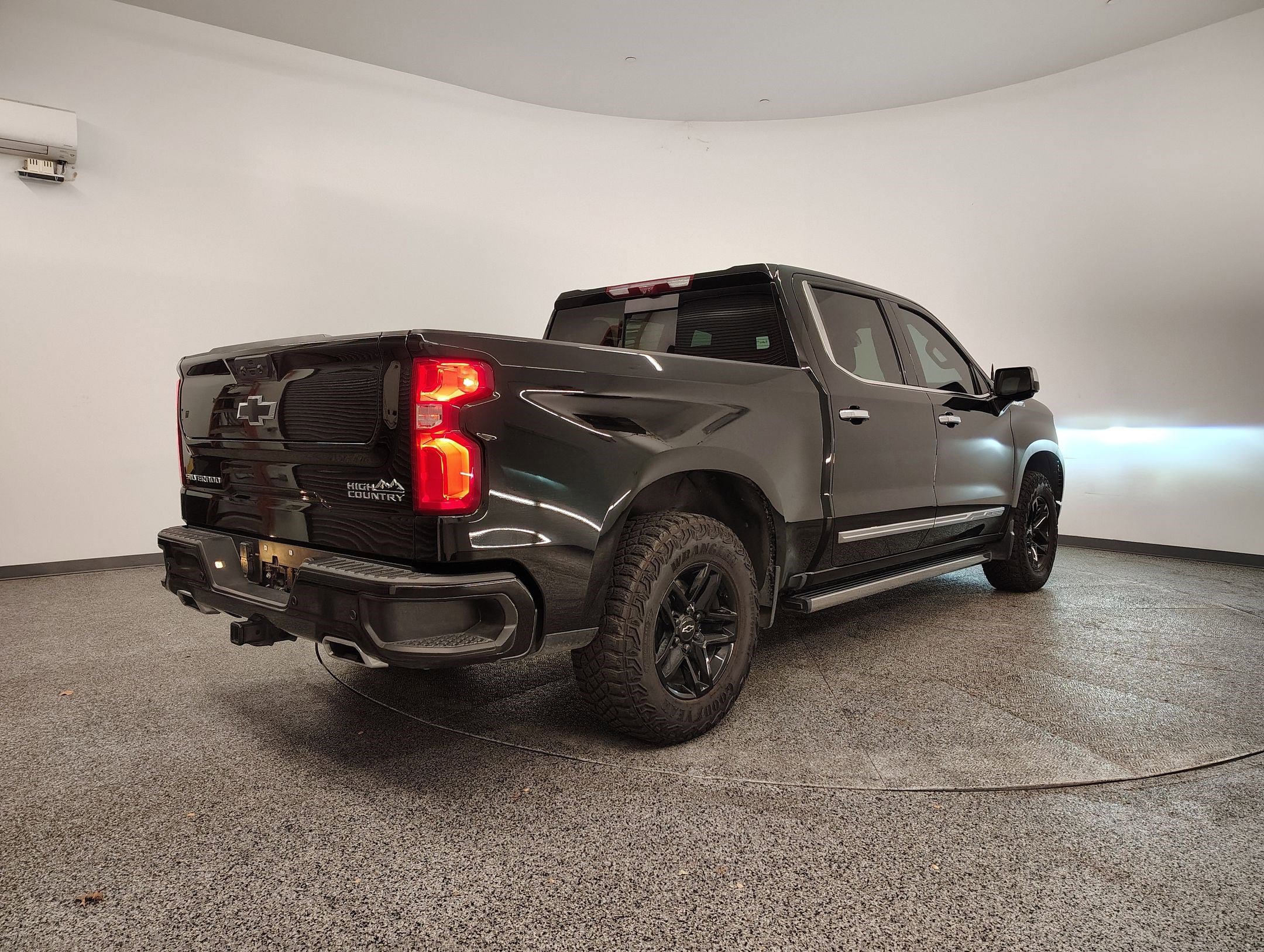 Used 2023 Chevrolet Silverado 1500 High Country w/ High Country Premium Package image 8