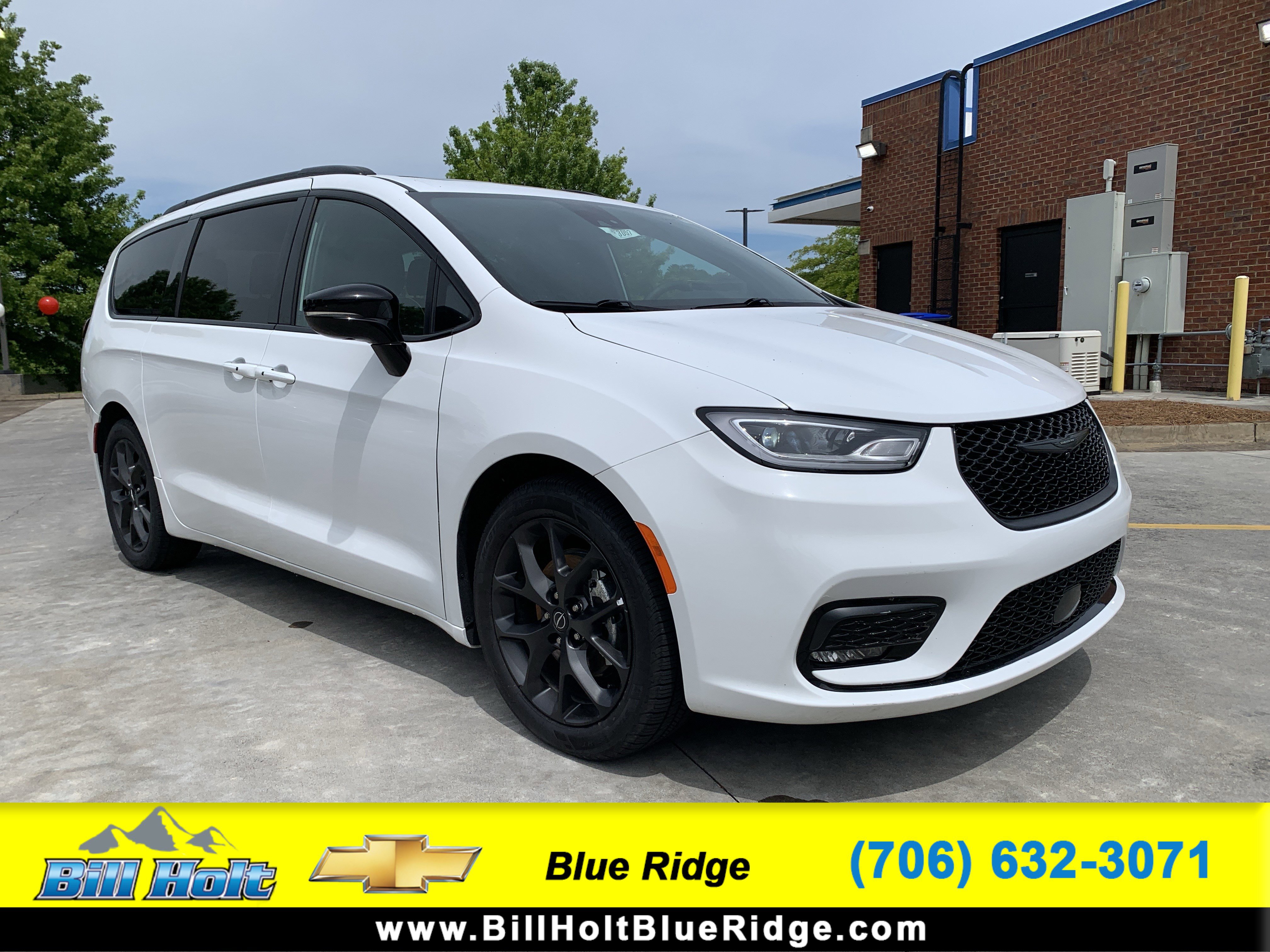 Used 2025 Chrysler Pacifica Limited FWD image 1