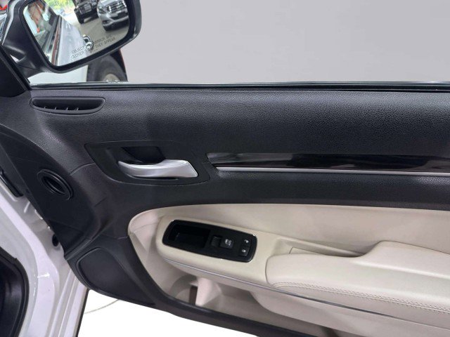 Used 2016 Chrysler 300 Limited w/ Driver Convenience Group image 37