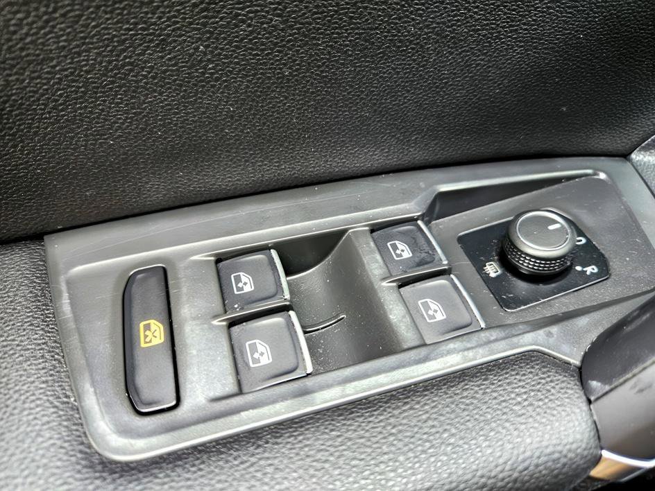 Used 2020 Volkswagen Tiguan SE image 32