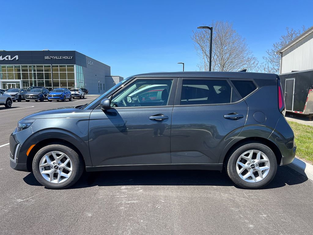 Used 2025 Kia Soul LX w/ LX Technology Package image 2