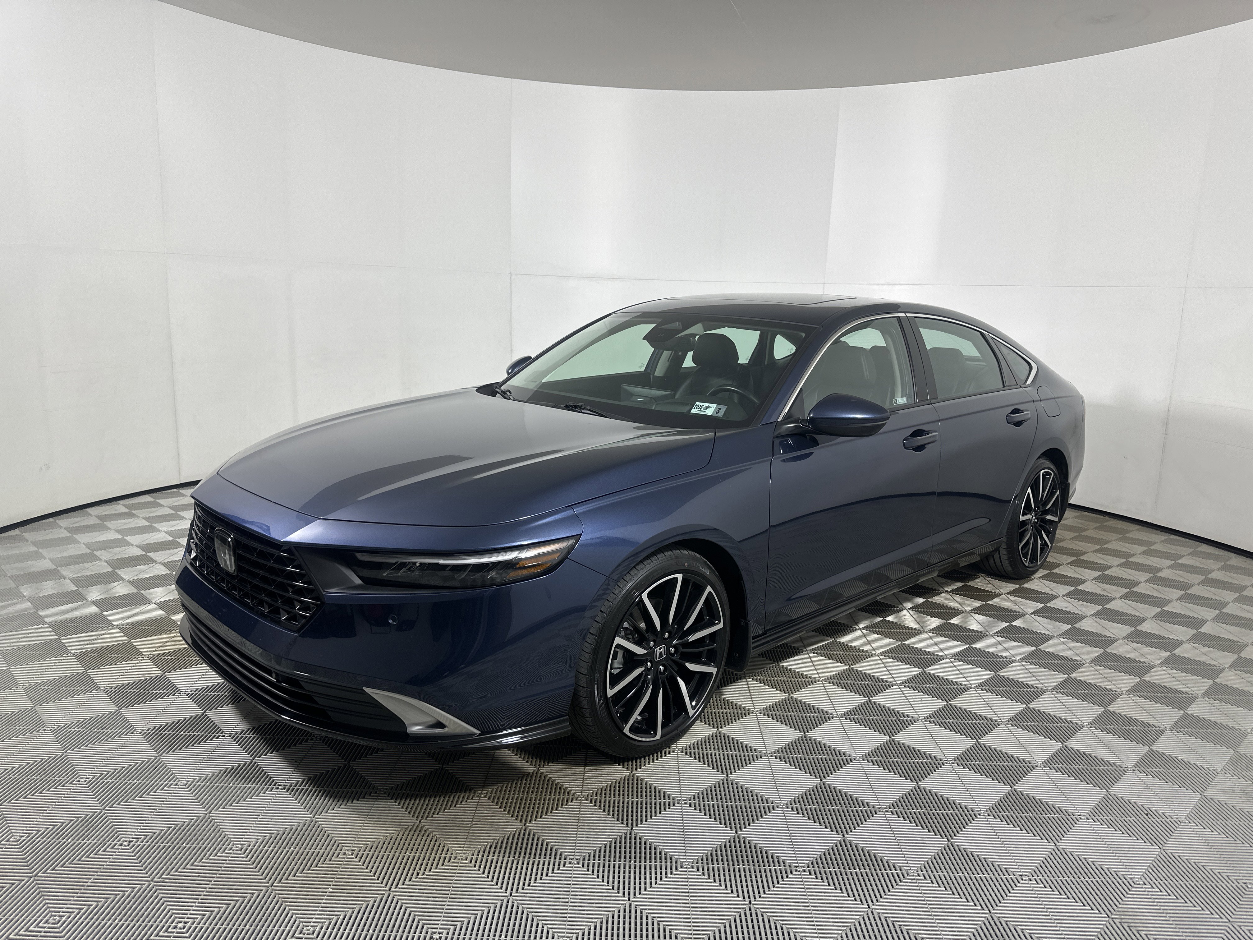 Used 2023 Honda Accord Touring image 3