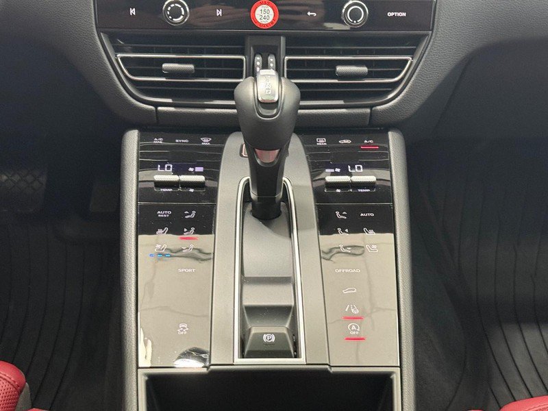 Certified 2025 Porsche Macan AWD/4WD image 14