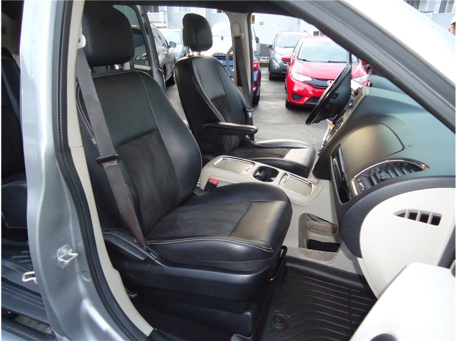 Used 2019 Dodge Grand Caravan SXT FWD image 14