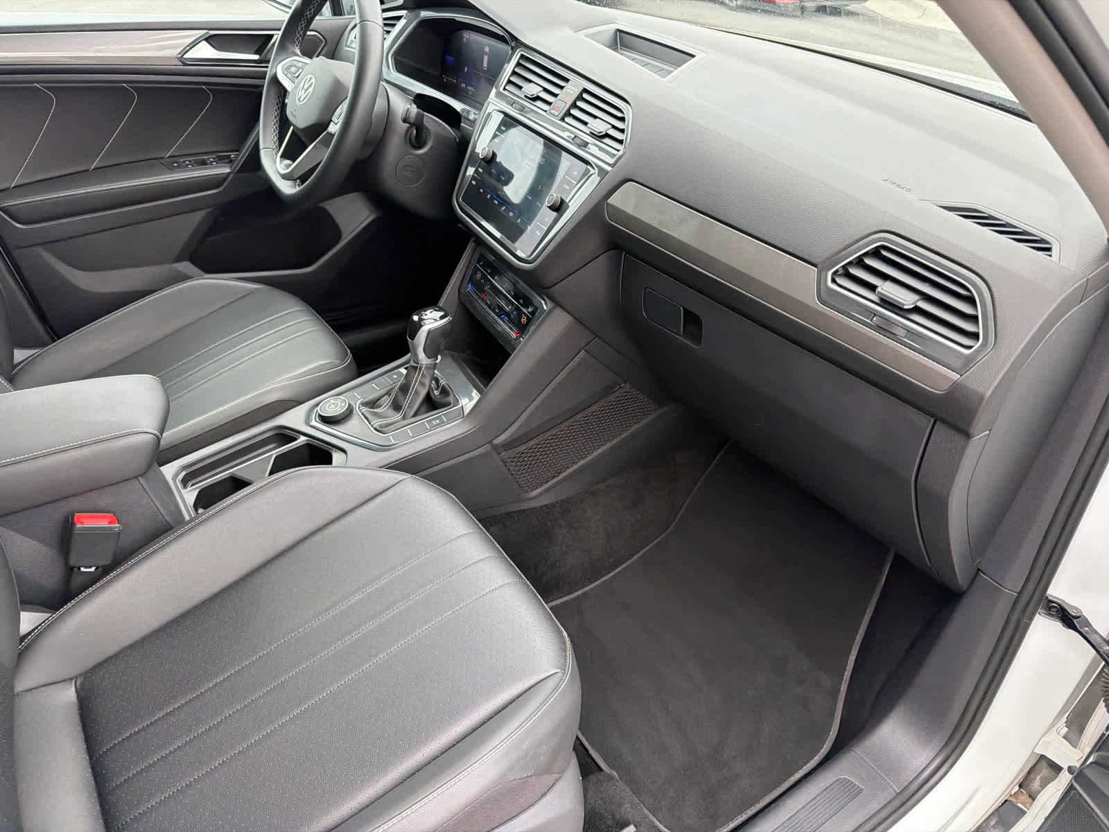 Used 2023 Volkswagen Tiguan SE w/ Panoramic Sunroof Package AWD/4WD image 14