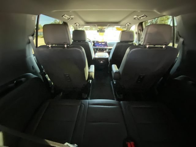 Used 2025 Chevrolet Suburban Z71 w/ Comfort Package AWD/4WD image 18
