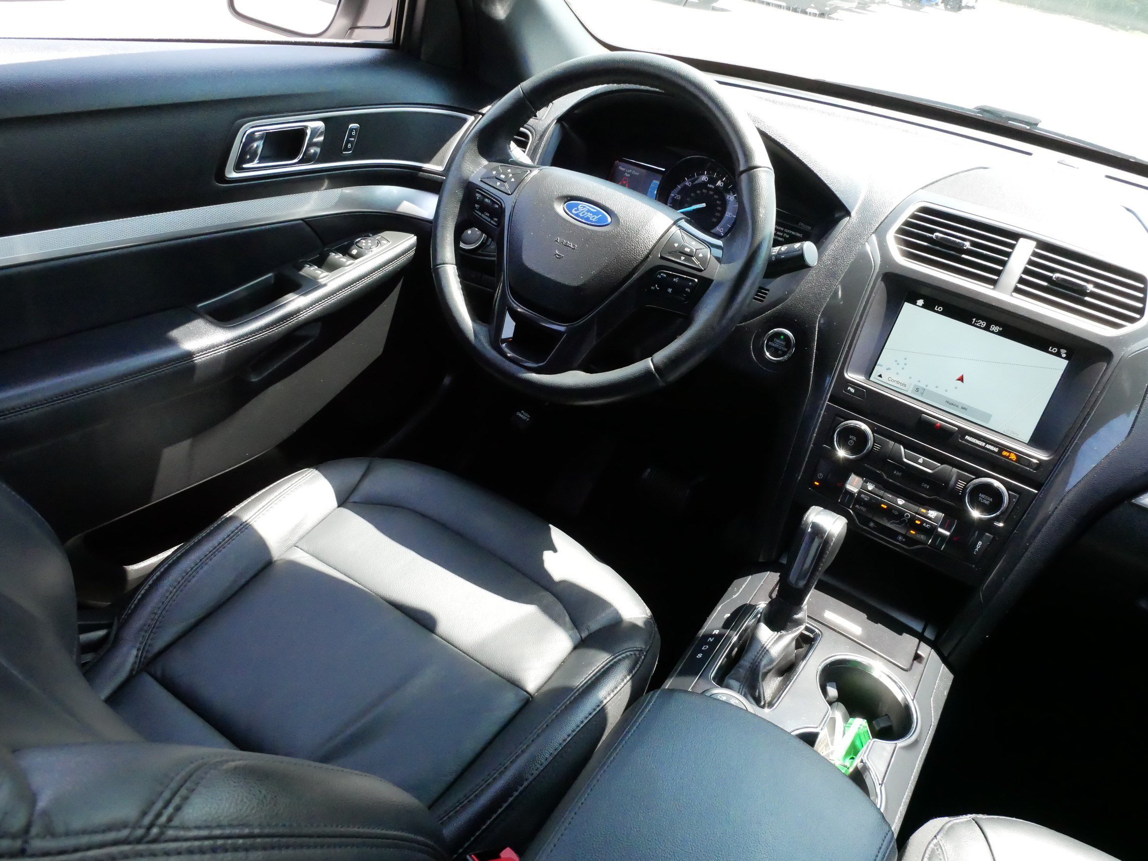 Used 2017 Ford Explorer XLT w/ Equipment Group 202A AWD/4WD image 9