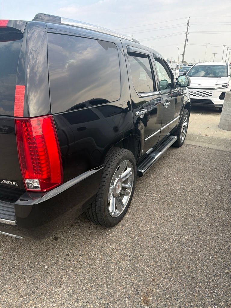 Used 2013 Cadillac Escalade Platinum AWD/4WD image 2
