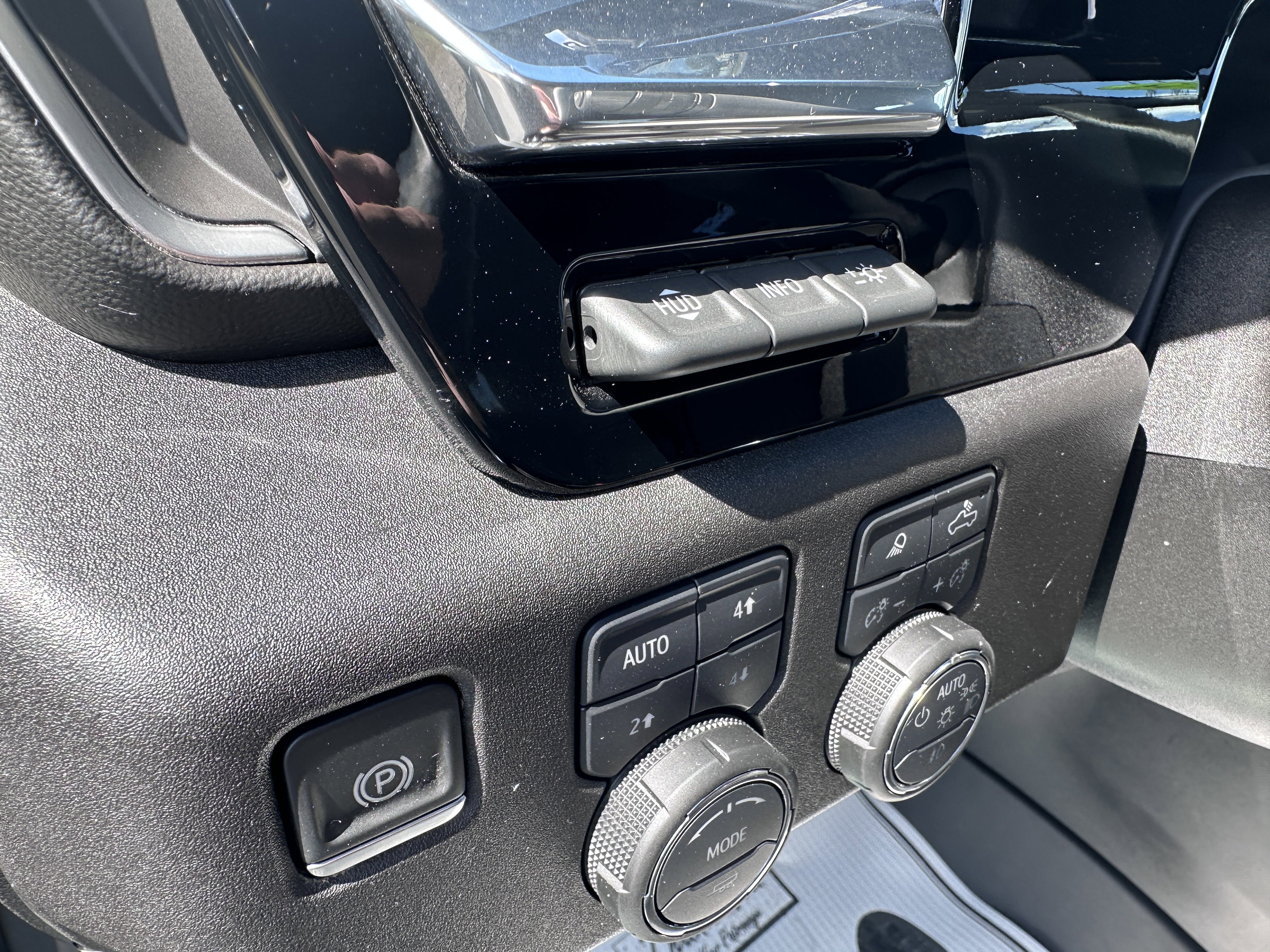 Used 2025 Chevrolet Silverado 2500 LTZ w/ LTZ Premium Package image 17