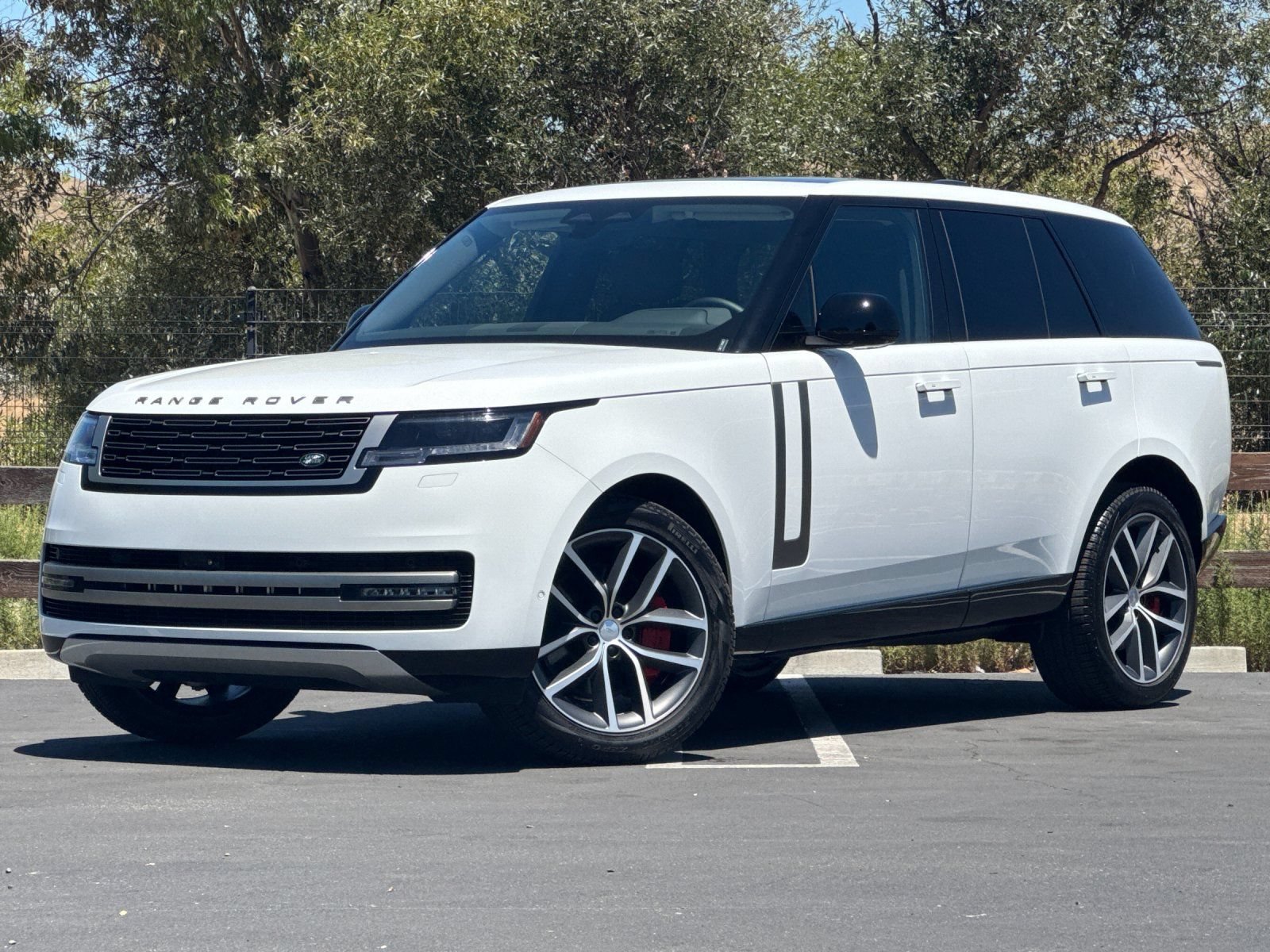 Used 2025 Land Rover Range Rover SE AWD/4WD image 2
