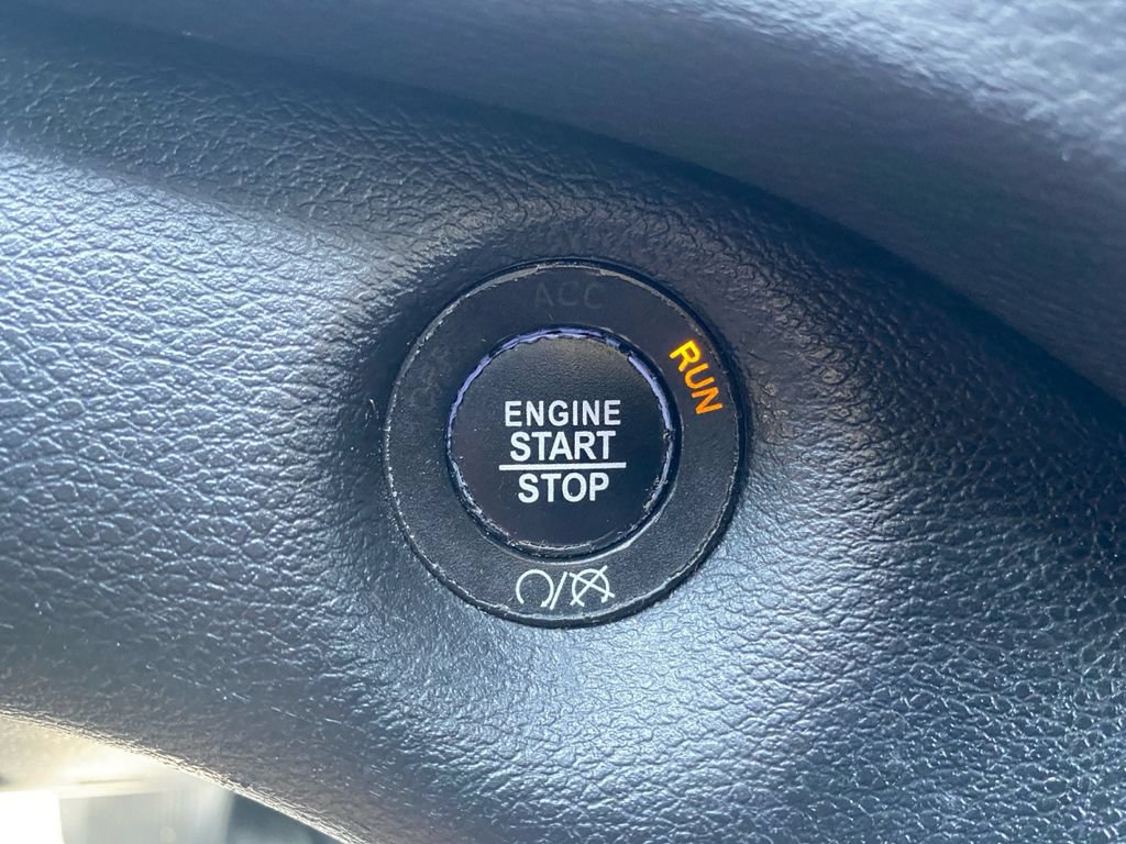 Certified 2019 Jeep Cherokee Latitude Plus AWD/4WD image 38