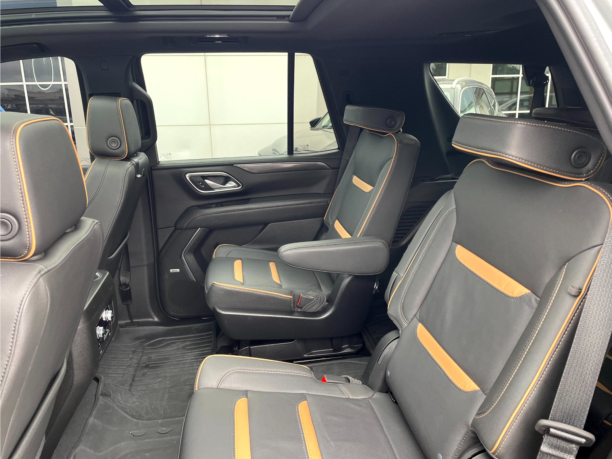 Used 2024 GMC Yukon AT4 w/ Technology Package AWD/4WD image 10