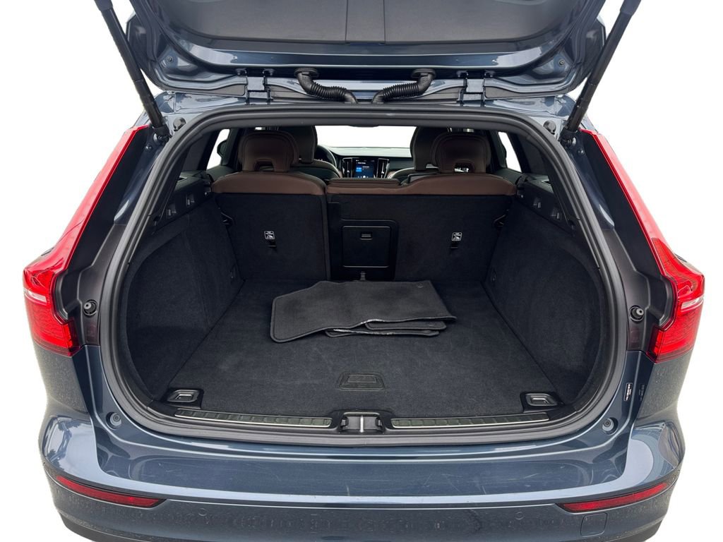 Used 2025 Volvo V60 B5 Cross Country Plus image 6