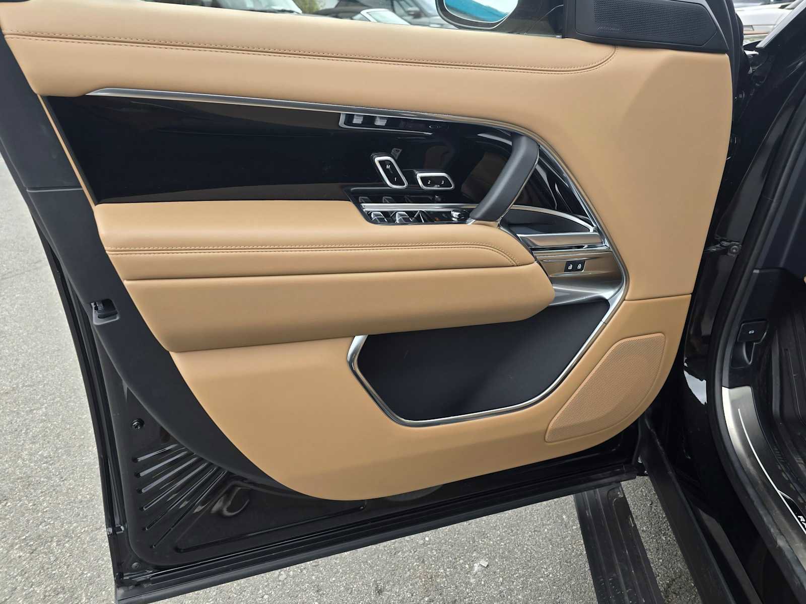 New 2025 Land Rover Range Rover Long Wheelbase SE image 27