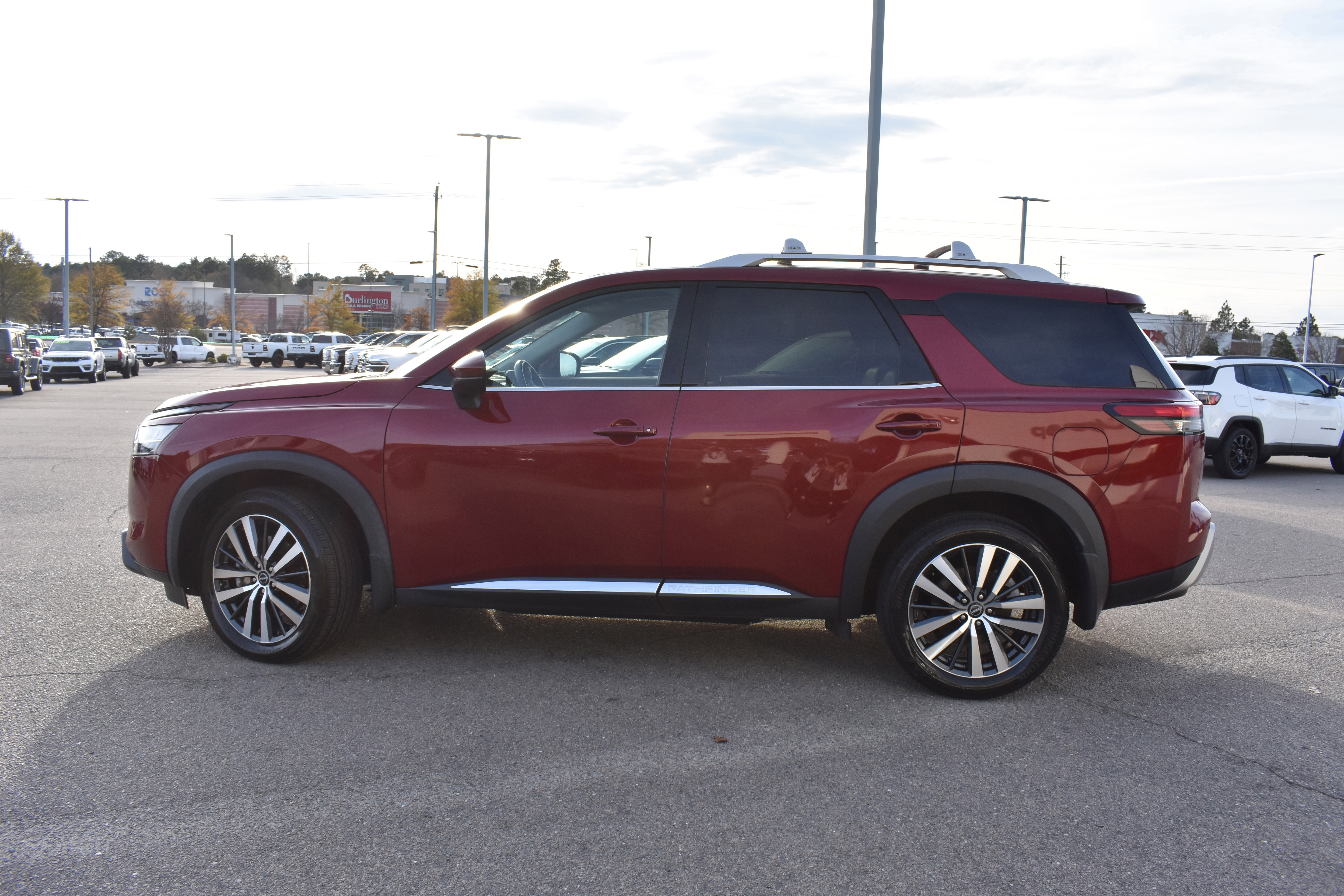 Used 2022 Nissan Pathfinder Platinum w/ Cargo Package image 6