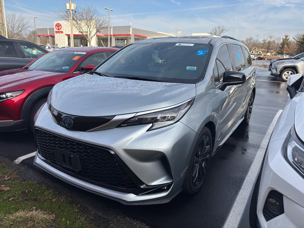 Used 2021 Toyota Sienna XSE image 3