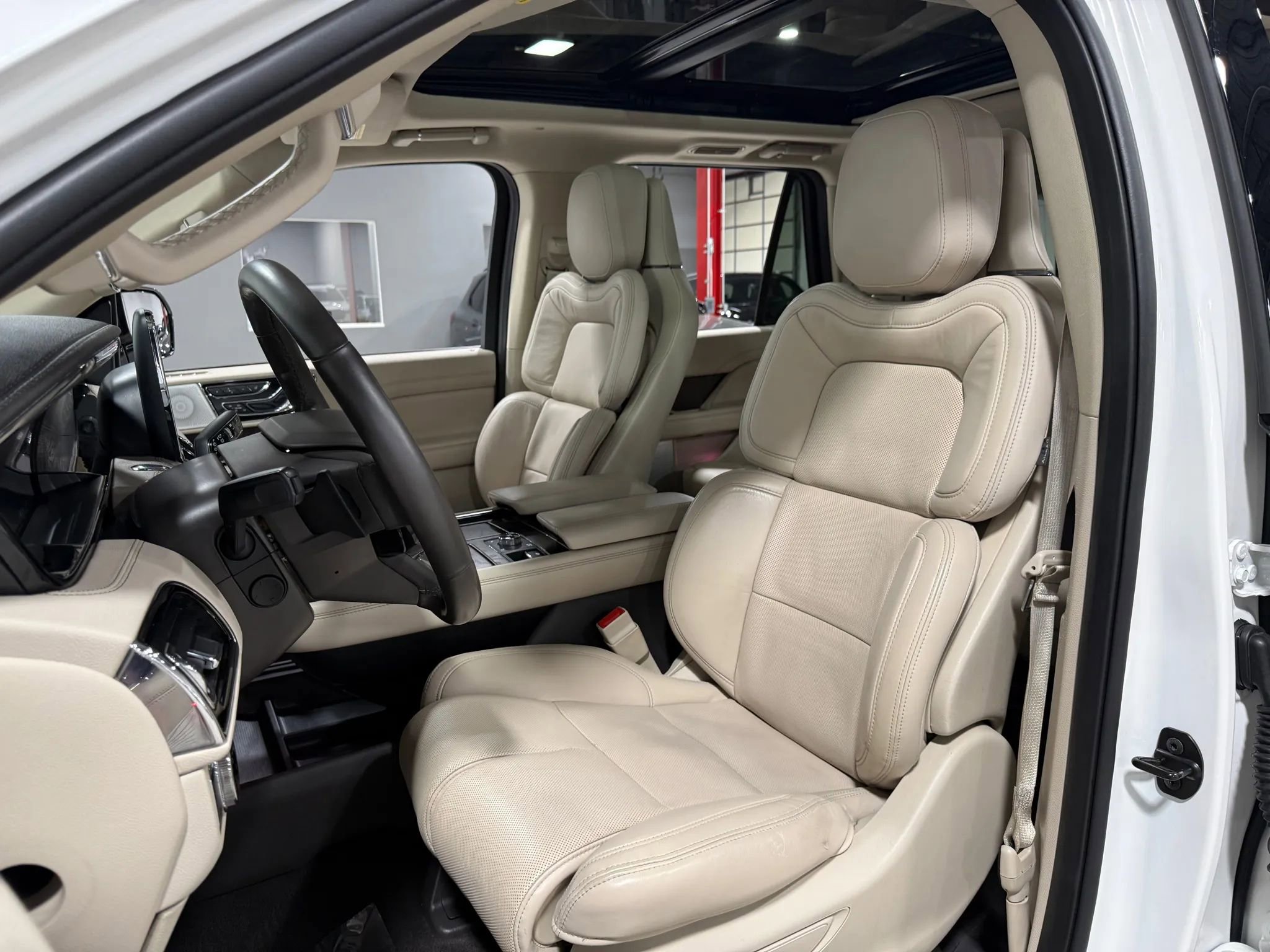 Used 2020 Lincoln Navigator Reserve w/ Luxury Package image 16