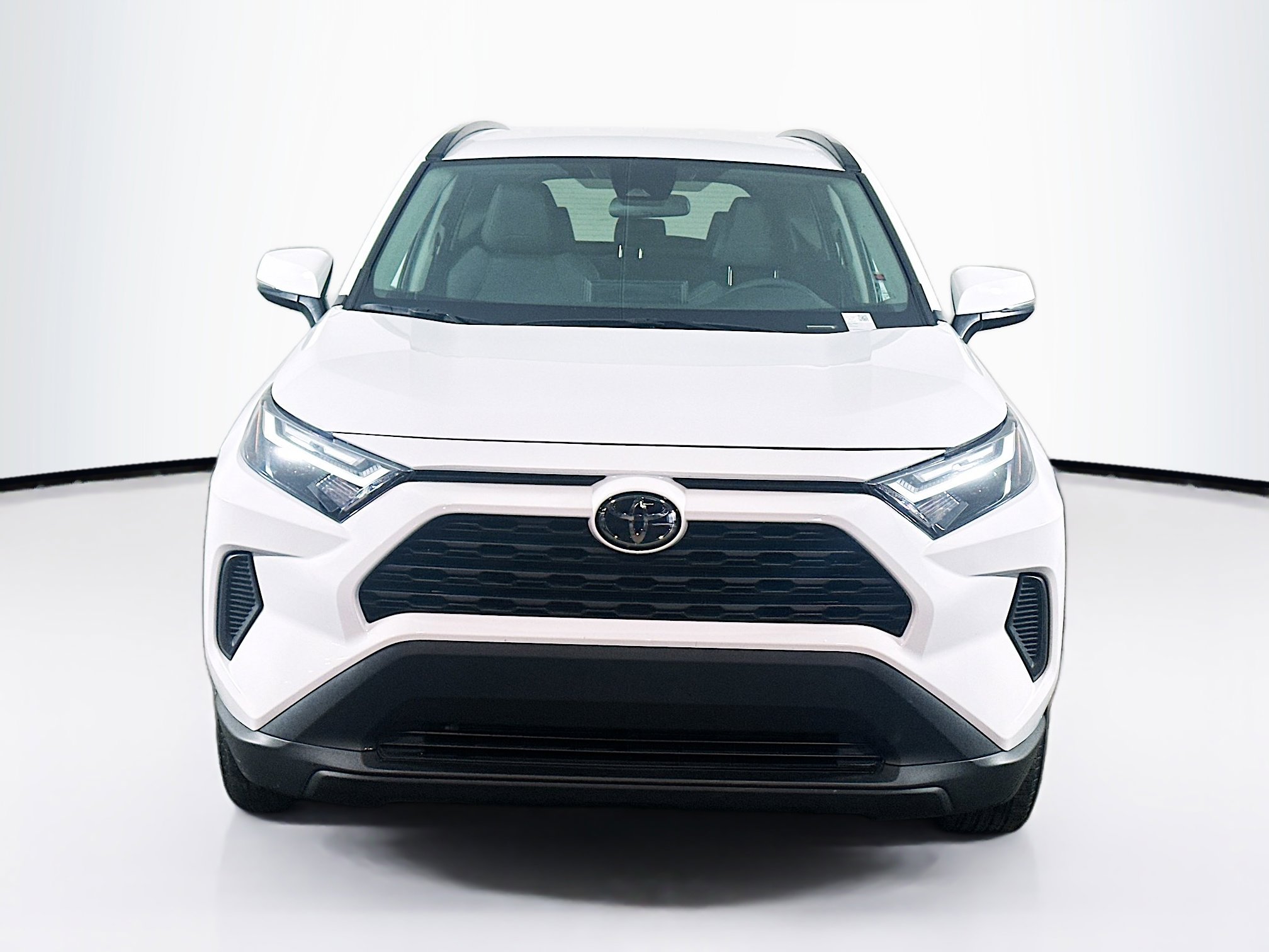 Used 2025 Toyota RAV4 XLE AWD/4WD image 2