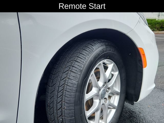 Used 2025 Chrysler Pacifica Select FWD image 18