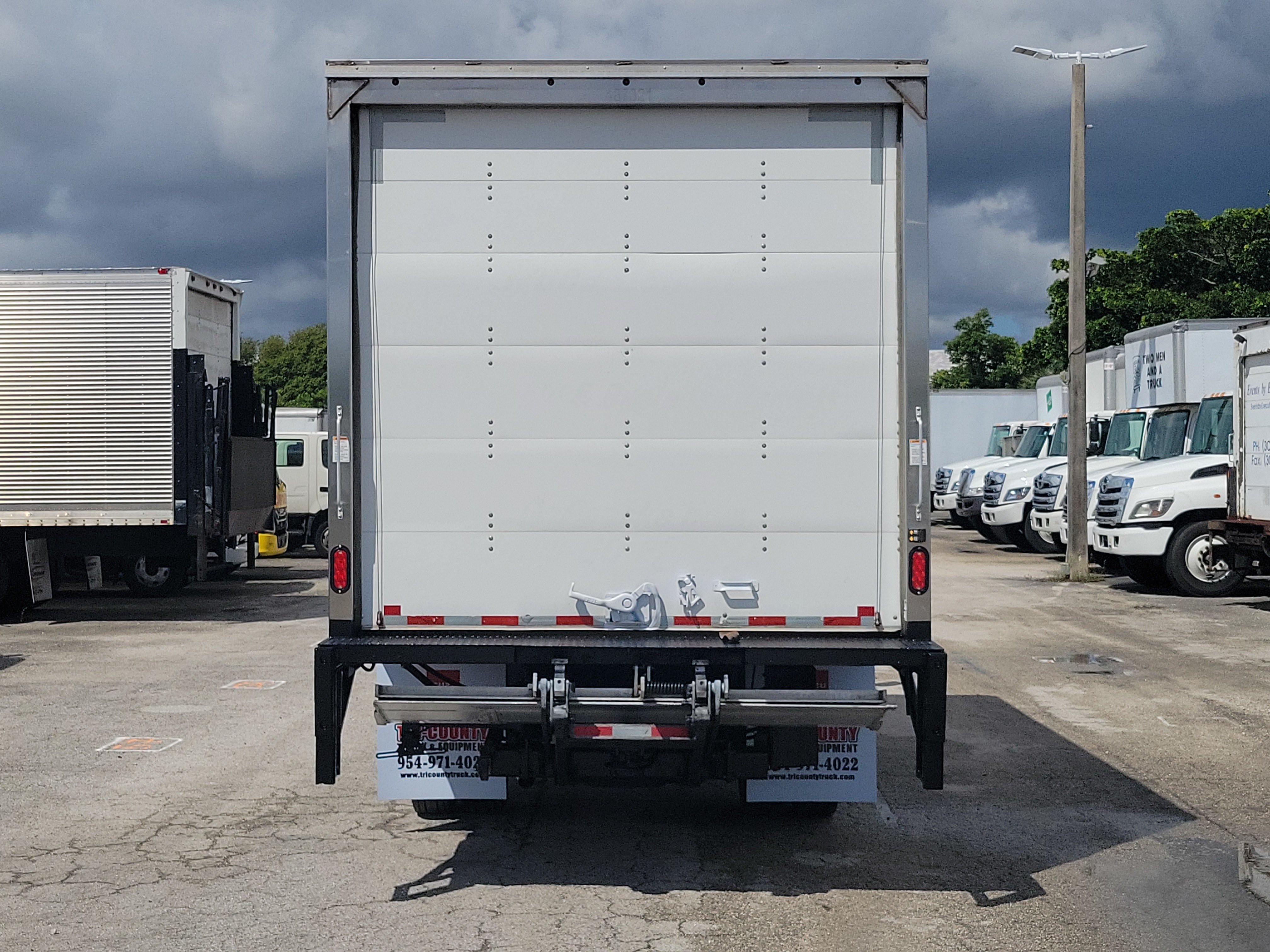 Used 2021 Isuzu NPR RWD image 4