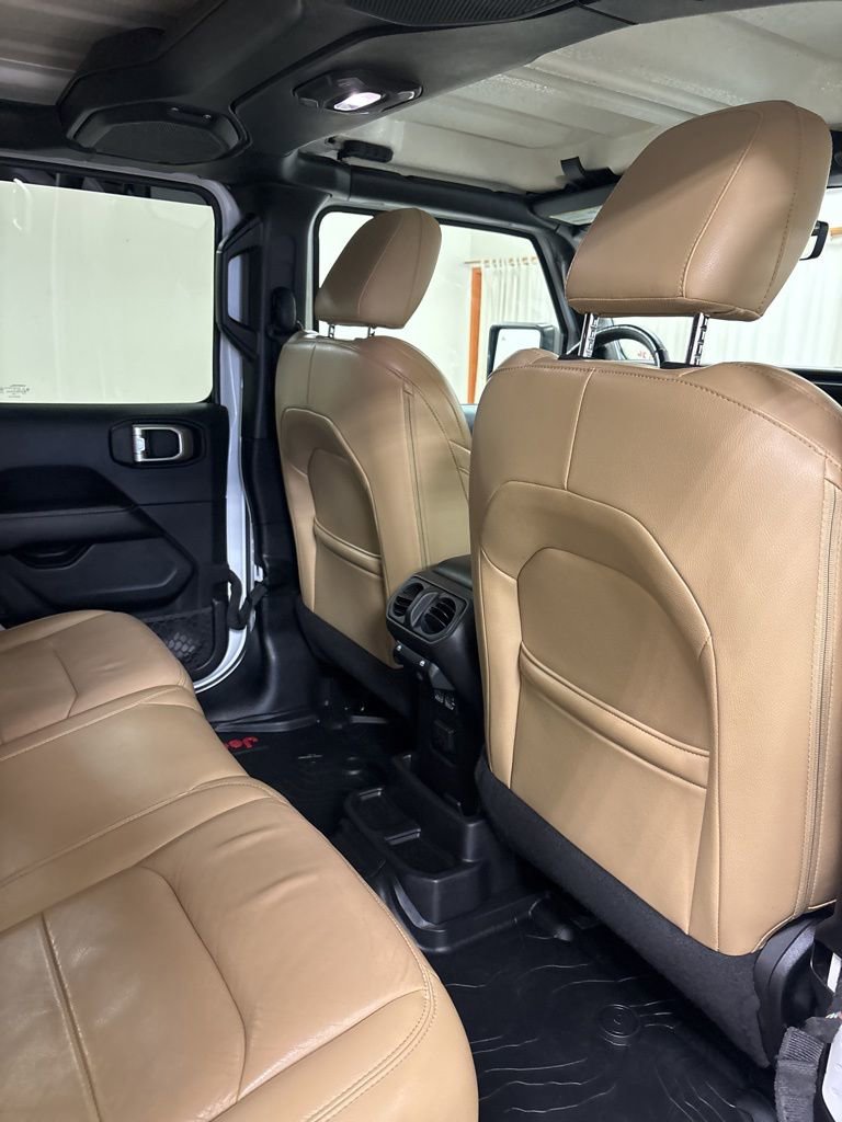 Used 2018 Jeep Wrangler Unlimited Sahara image 34
