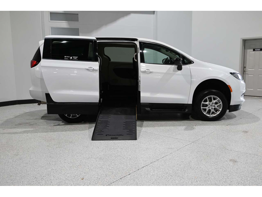 Used 2024 Chrysler Voyager LX FWD image 17