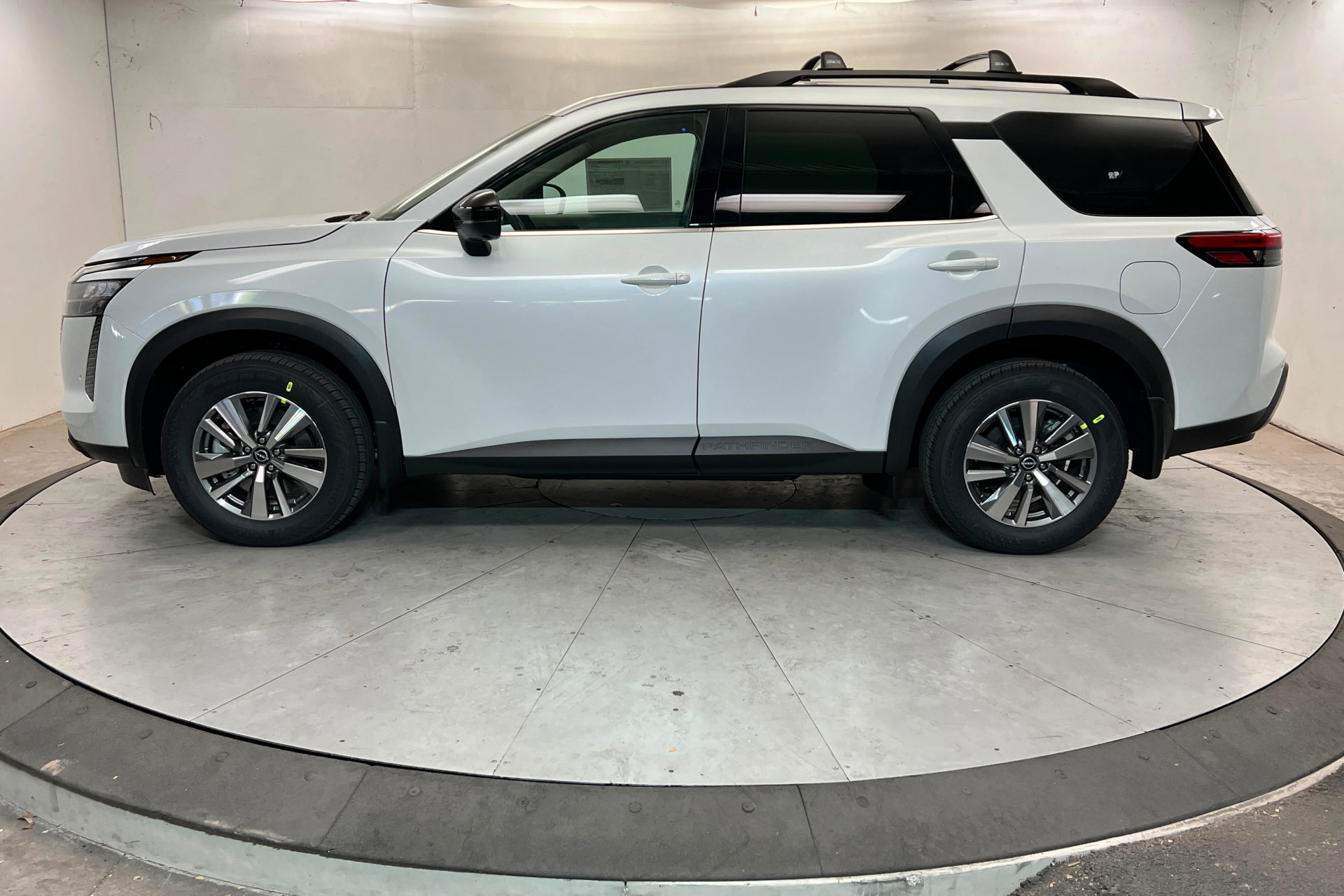 New 2026 Nissan Pathfinder SL image 2