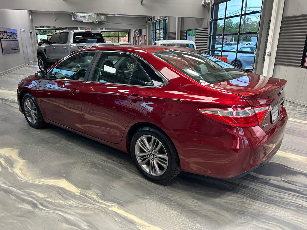 Used 2016 Toyota Camry SE w/ Moonroof Package FWD image 30