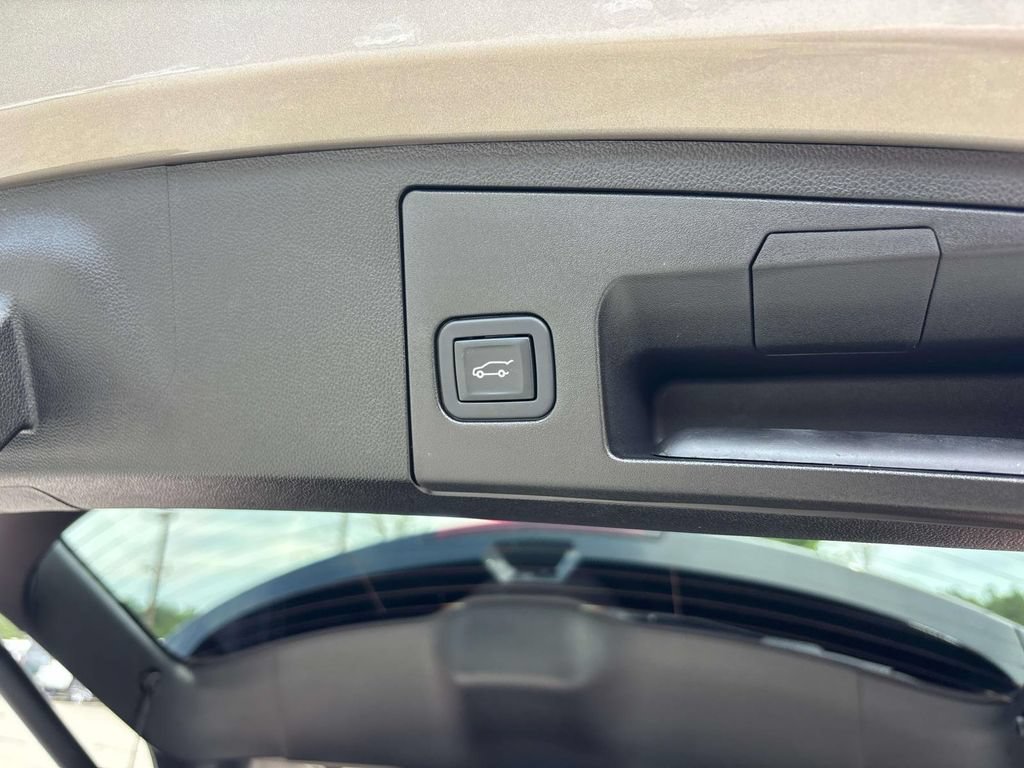 Used 2022 Cadillac XT4 Premium Luxury w/ Enhanced Visibility Package FWD image 17