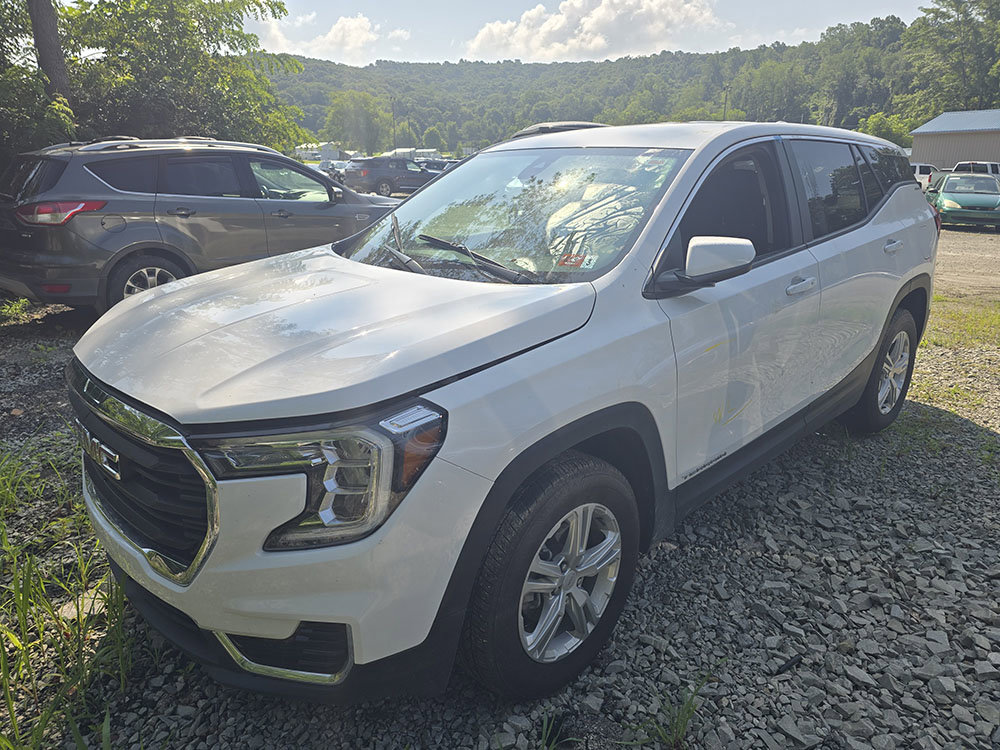 Used 2024 GMC Terrain SLE image 1